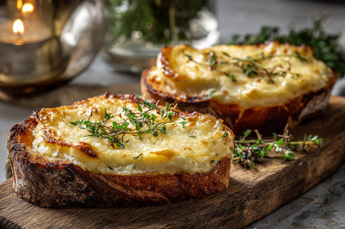 Croûte alpine au fromage et herbes sauvages